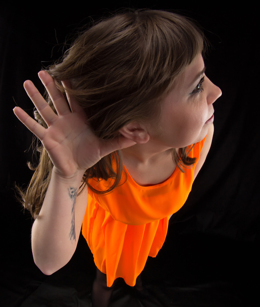Фото прослуховування жінки в помаранчевій сукні
 - Фото, зображення