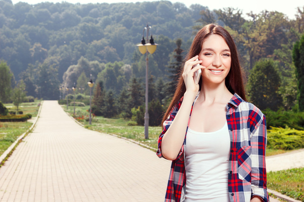 Pretty girl holding mobile phone  - Foto, Imagen