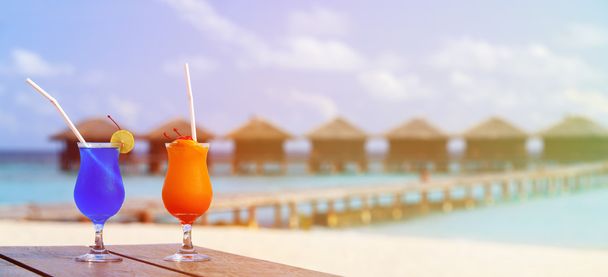 zwei Cocktails auf einem luxuriösen tropischen Strandresort - Foto, Bild