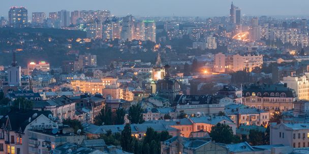 La vue sur le toit de la ville de Kiev au crépuscule
 - Photo, image