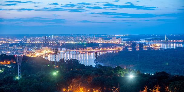 Vue sur le toit de la ville de Kiev et la rivière Dnipro au crépuscule
 - Photo, image