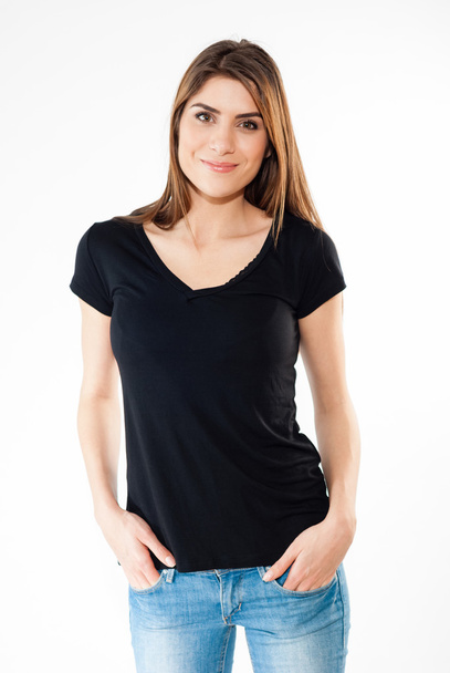 Joven hermosa rubia posando con una camiseta negra en blanco
 - Foto, Imagen