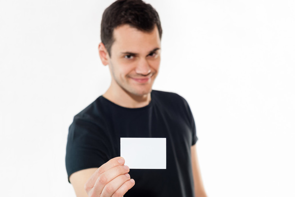 Молодий чоловік тримає порожню білу картку
 - Фото, зображення