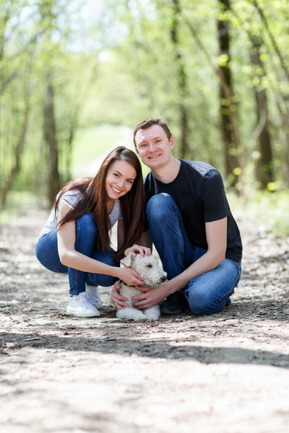 glückliches junges Paar und Hund - Foto, Bild