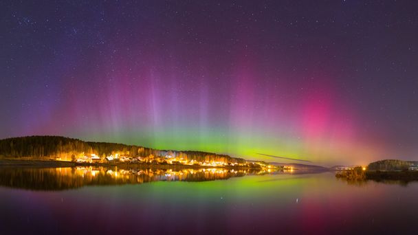 Yeşil ve kırmızı Aurora Borealis - Fotoğraf, Görsel