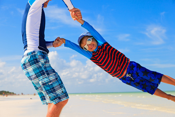 pai e filho brincando na praia - Foto, Imagem