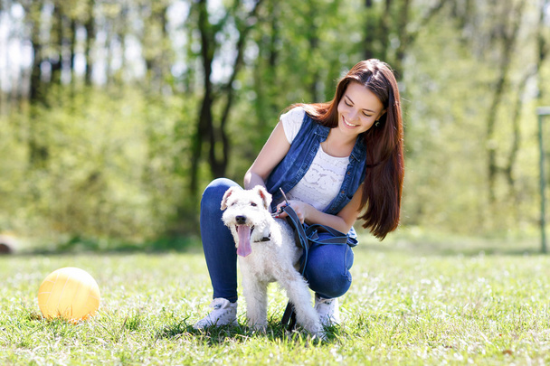 πορτρέτο του όμορφη νεαρή κοπέλα με τα σκυλιά   - Φωτογραφία, εικόνα