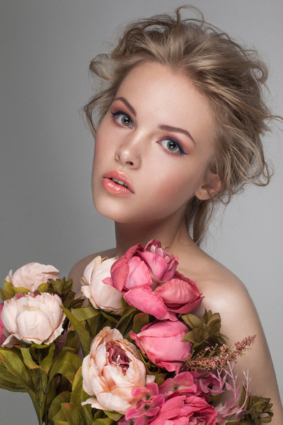 Portrait closeup of a young beautiful blonde woman posing in studio. - Foto, Imagen