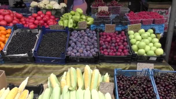 Plody a ovoce se prodává v bazaru - Záběry, video
