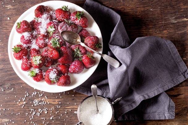 Garden strawberries with sugar and cream - Foto, imagen