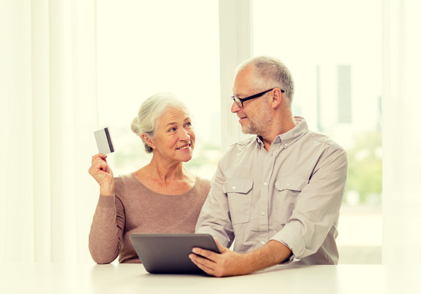 feliz pareja de ancianos con tableta PC y tarjeta de crédito
 - Foto, Imagen