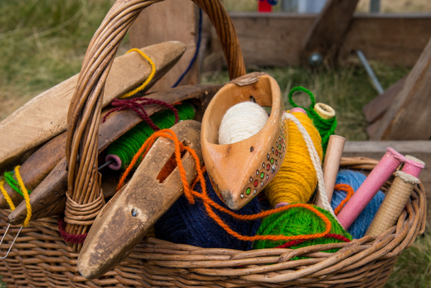плетіння шатлів і різнокольорової пряжі в кошику
 - Фото, зображення
