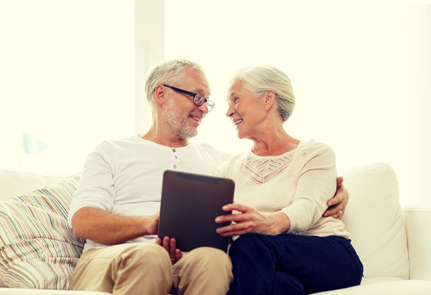 happy senior couple with tablet pc at home - Foto, Imagem