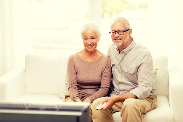 happy senior couple watching tv at home - Fotoğraf, Görsel
