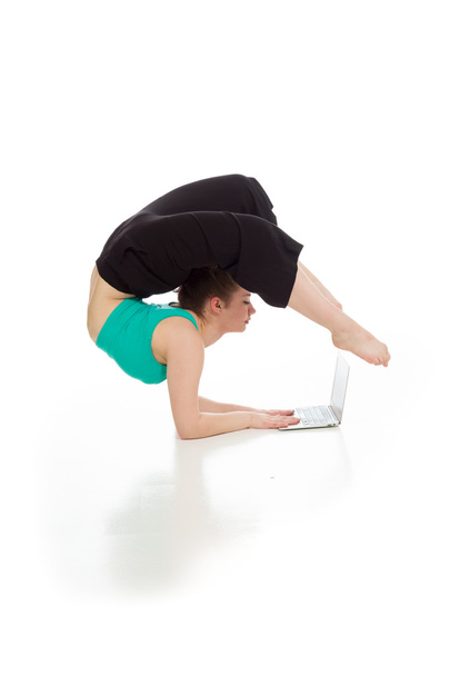 Γυμναστικός μοντέλο τέντωμα με laptop - Φωτογραφία, εικόνα