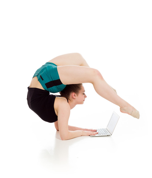 Jimnastik Model laptop ile germe - Fotoğraf, Görsel