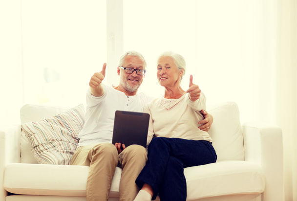 happy senior couple with tablet pc at home - Φωτογραφία, εικόνα
