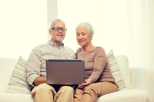 happy senior couple with laptop at home - Fotoğraf, Görsel