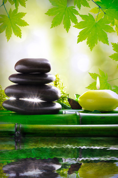 Камені і свічки, відображені у водному масажі і розслабтеся
 - Фото, зображення