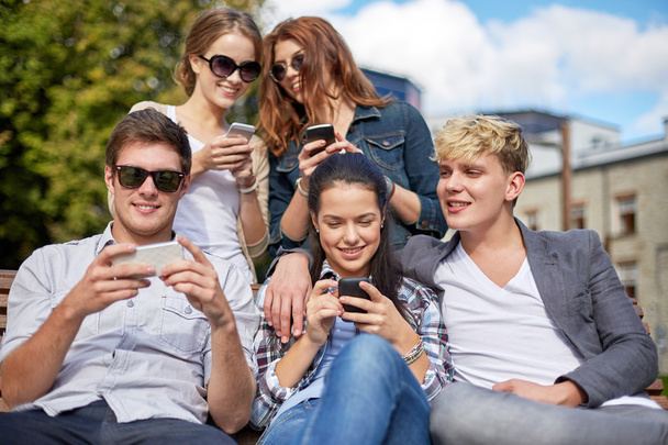 студенты или подростки со смартфонами в кампусе
 - Фото, изображение