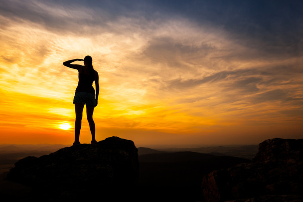 één volwassen vrouw silhouet op rots - Foto, afbeelding