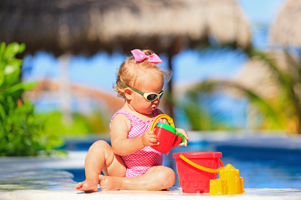 petite fille jouant dans la piscine à la plage tropicale
 - Photo, image