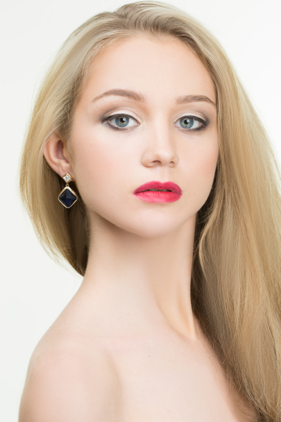 beautiful girl with red lips and earrings. fashion photo - Fotoğraf, Görsel
