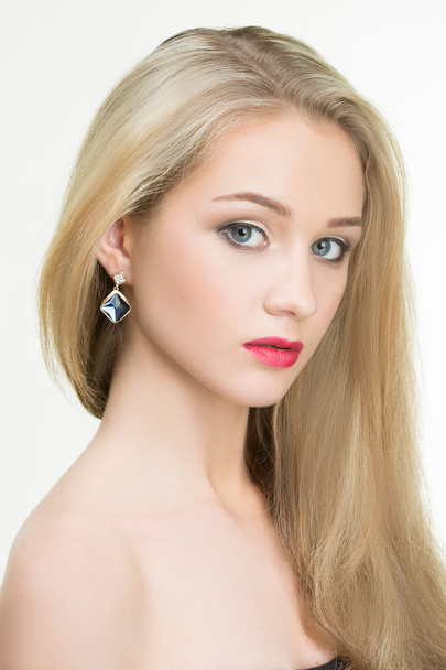 beautiful girl with red lips and earrings. fashion photo - Foto, Imagem