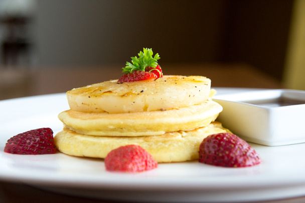 Pancake With caramelized pineapple and maple syrup - Valokuva, kuva