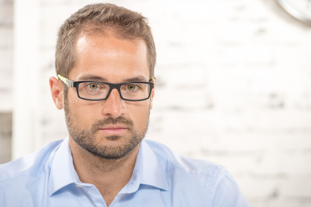 Porträt eines jungen Geschäftsmannes mit Brille - Foto, Bild