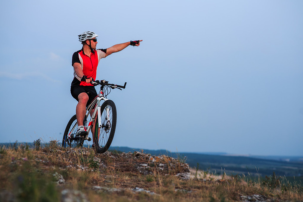 Ποδηλάτης ιππασίας σε ποδήλατο στα βουνά - Φωτογραφία, εικόνα
