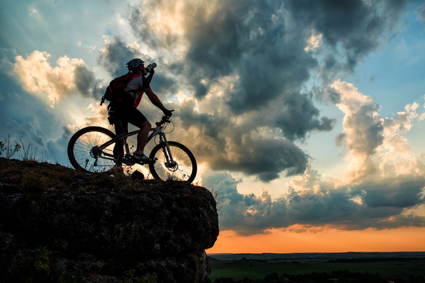 Silhouet van een fietser en fiets op hemelachtergrond. - Foto, afbeelding