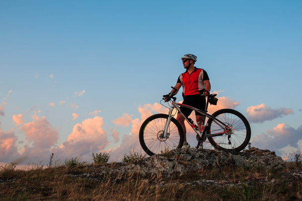 Cycliste à vélo dans les montagnes
 - Photo, image