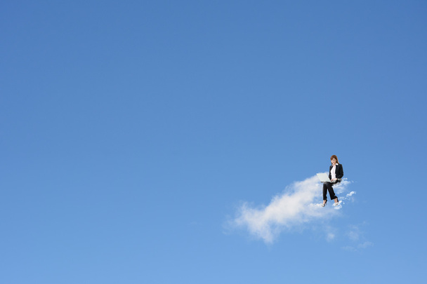 Asiatique femme d'affaires assis sur le nuage
 - Photo, image