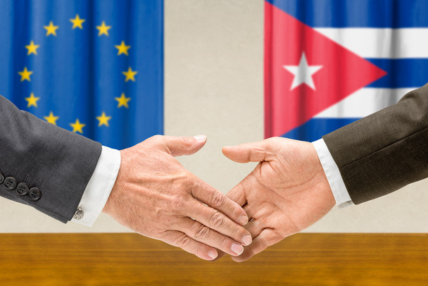 Rappresentanti dell'UE e di Cuba si stringono la mano
 - Foto, immagini