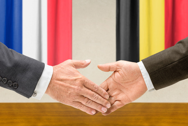 Εκπροσώπους της Γαλλίας και του Βελγίου να σφίξει το χέρι - Φωτογραφία, εικόνα