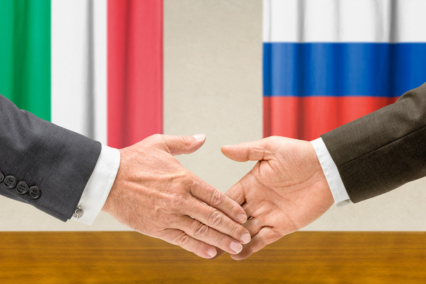 Vertegenwoordigers van Italië en Rusland schudden handen - Foto, afbeelding