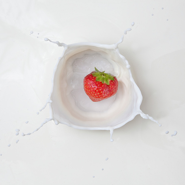 Erdbeere mit milch platsch - Foto, imagen