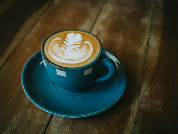 taza de café con leche en la textura de madera
  - Foto, Imagen
