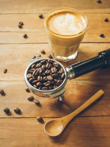 fincan kahve latte ahşap doku üzerinde  - Fotoğraf, Görsel