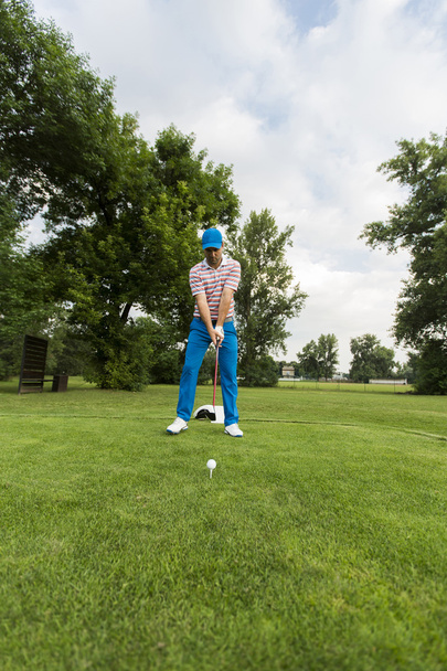Mann spielt Golf - Foto, Bild