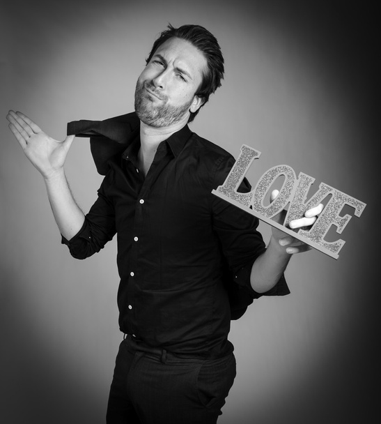 Hombre sosteniendo signo de amor
 - Foto, Imagen