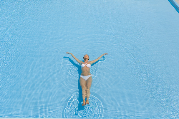 Young woman in the pool - Фото, изображение