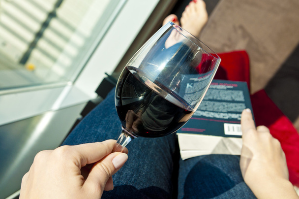 Rilassarsi con il vino e libro - POV foto
 - Foto, immagini