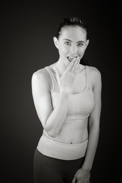 Μοντέλο που καλύπτουν το στόμα με το χέρι - Φωτογραφία, εικόνα
