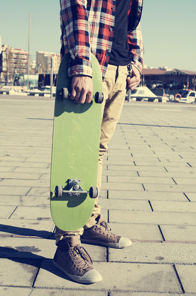 молодий чоловік зі скейтбордом
 - Фото, зображення