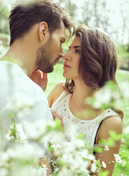 Kissing couple in the garden - Foto, afbeelding
