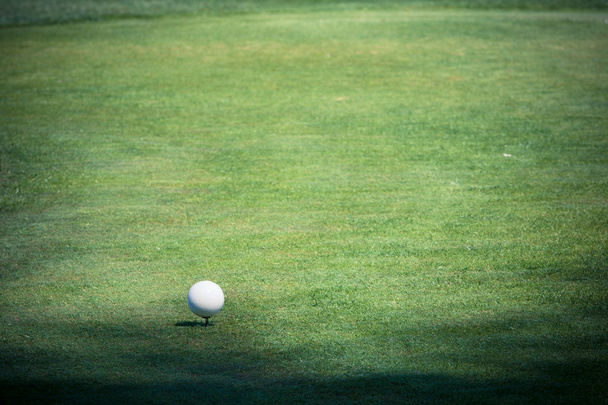 ゴルフ場のグリーンのゴルフ ・ ボール - 写真・画像
