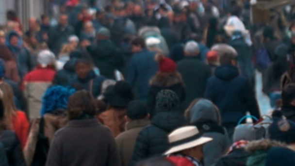 Stad mensen lopen in koude dag - Video