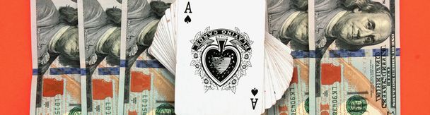 karty a peníze jako symbol hazardních her v kasinu - Fotografie, Obrázek